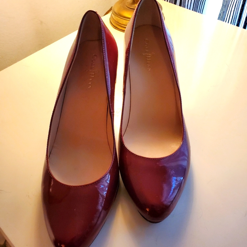 Cole Haan cranberry round toe patten leather pump